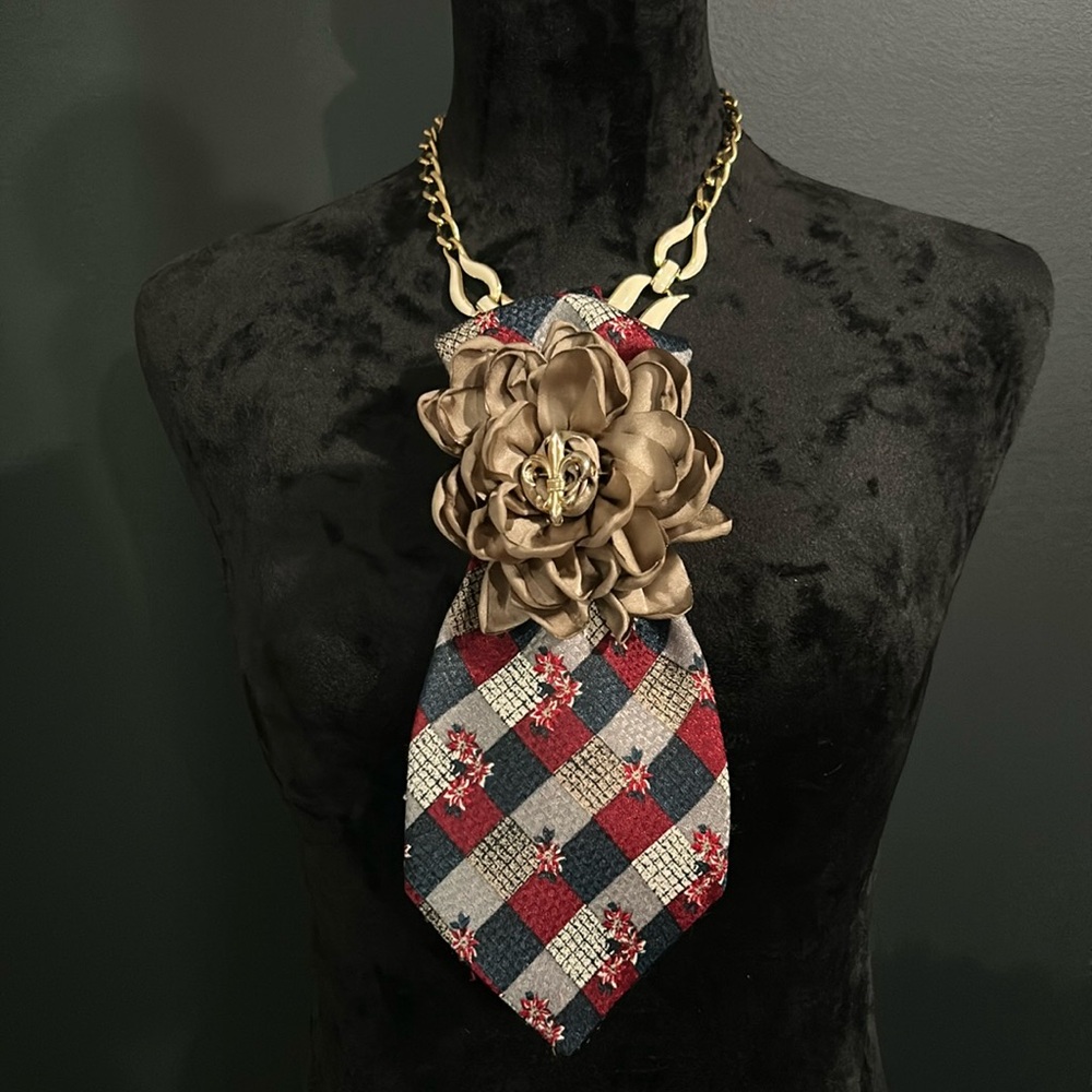 🌹 Neck Nouveau “French Quarter Rose” Fleur de Lis Necktie Necklace 🌹